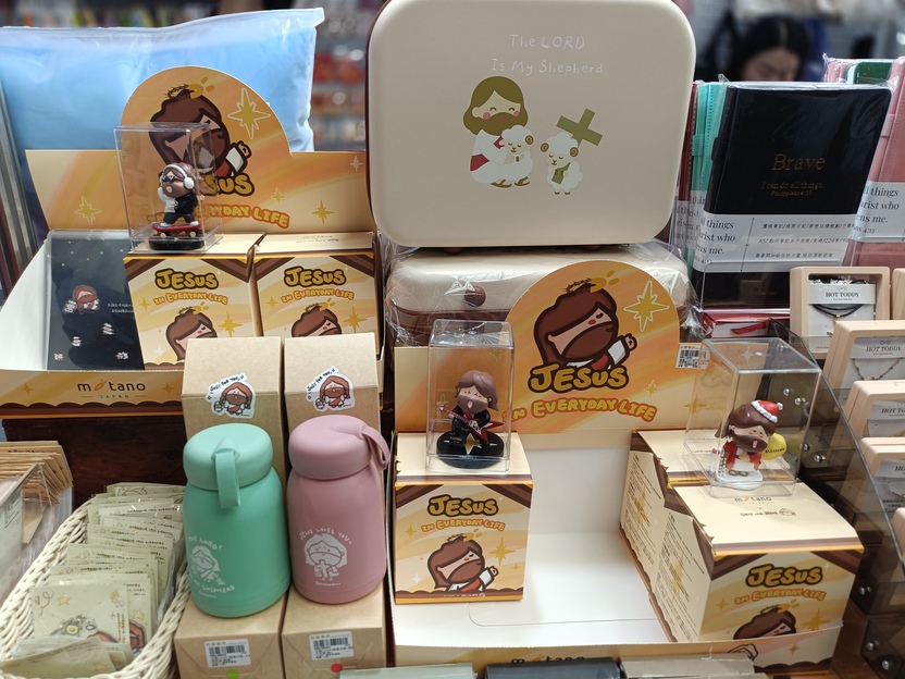 最受歡迎的文創商品，也吸引許多慕道友前往購買。(圖 / 陳秀雯攝影)